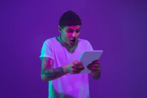 Creamos Tus Páginas - Hombre emocionado